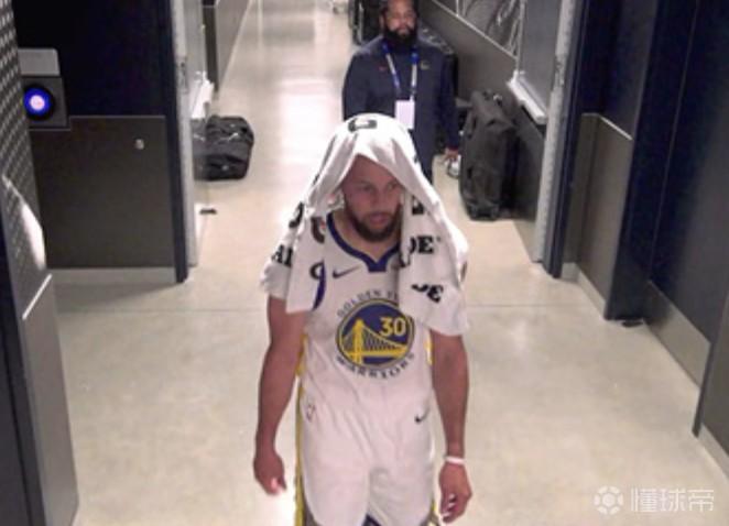 虚惊一场，库里首节返回更衣室后重回替补席